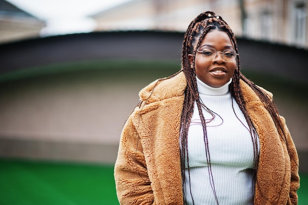 Foto gratuita affascinante donna afroamericana in calda pelliccia posa in strada