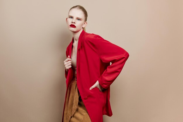 グラマラスな女性の化粧品赤い唇のファッションスタジオモデルは変更されていません Premium写真