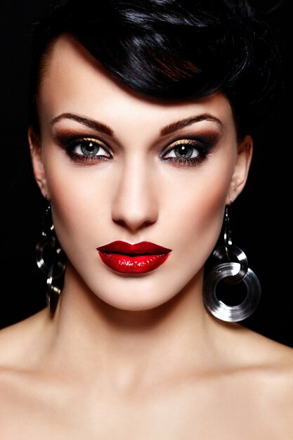 Портрет крупным планом гламур красивая сексуальная брюнетка Кавказская молодая женщина режим с красными губами