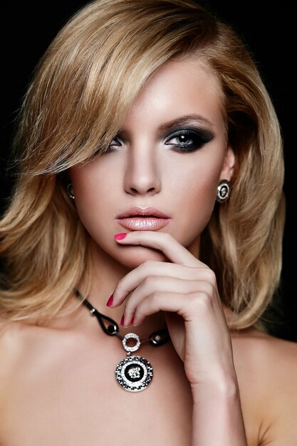 Портрет крупным планом гламур красивая сексуальная модель кавказских молодая блондинка с ярким макияжем