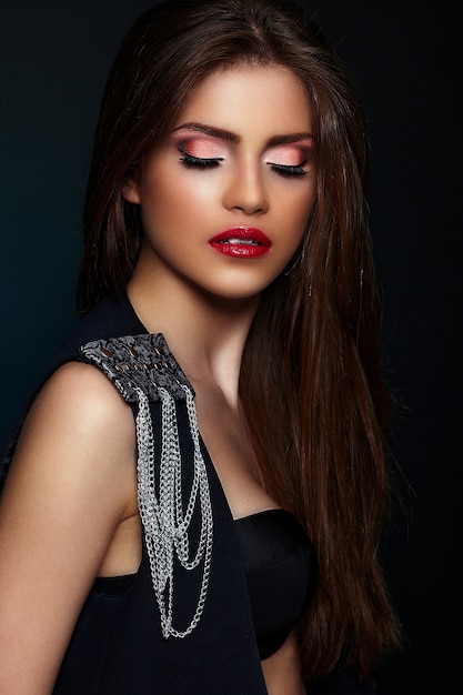검은 천으로 보석으로 완벽하게 깨끗한 피부와 붉은 입술으로 밝은 화장으로 아름 다운 섹시 한 세련 된 갈색 머리 백인 젊은 여자 모델의 매력적인 근접 촬영 초상화