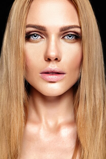 Гламурный портрет красивой блондинки модели леди со свежим ежедневным макияжем с обнаженным цветом губ и чистой здоровой кожей лица