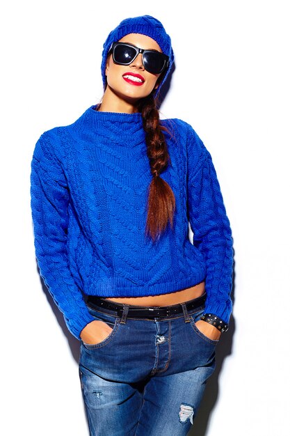 гламур стильная красивая молодая модель с красными губами в синем свитере