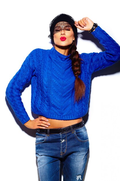 키스를주는 파란색 스웨터 소식통 천으로 붉은 입술으로 매력적인 세련된 아름다운 젊은 여성 모델