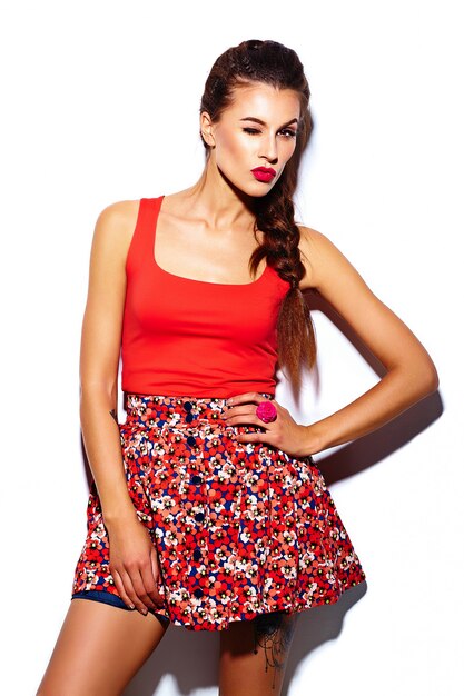 여름 밝은 다채로운 힙 스터 천으로 붉은 입술으로 매력적인 세련된 아름다운 젊은 여성 모델
