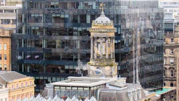 グラスゴーの街並みイギリス帝国様式で作られた古い建物の屋根と塔