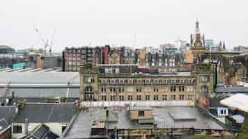 無料写真 グラスゴーの街並みイギリス複数の古い住宅と現代の建物の屋根が曇っている