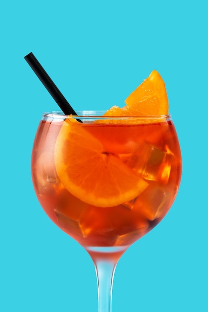 Bicchiere di aperol spritz cocktail su sfondo blu