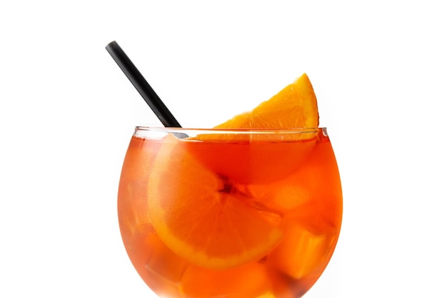 Стакан коктейля aperol spritz на белом фоне