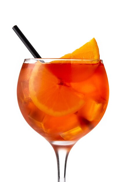 Стакан коктейля aperol spritz на белом фоне