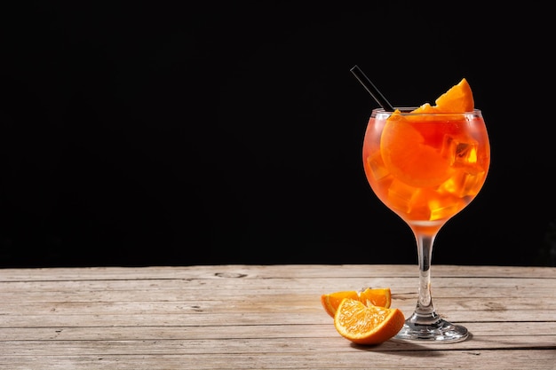 Foto gratuita bicchiere di aperol spritz cocktail