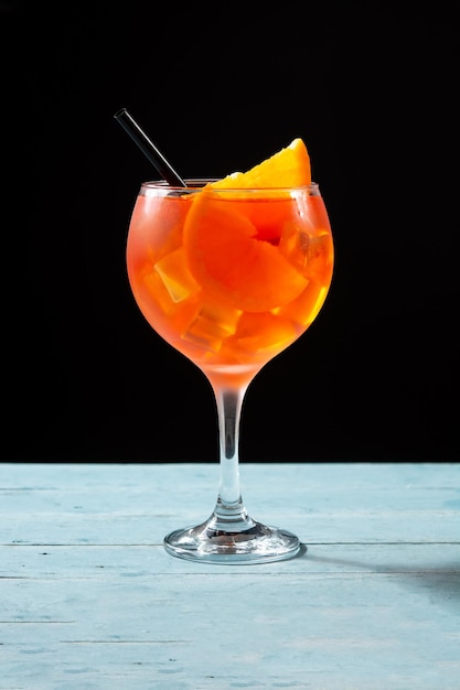 Foto gratuita bicchiere di aperol spritz cocktail