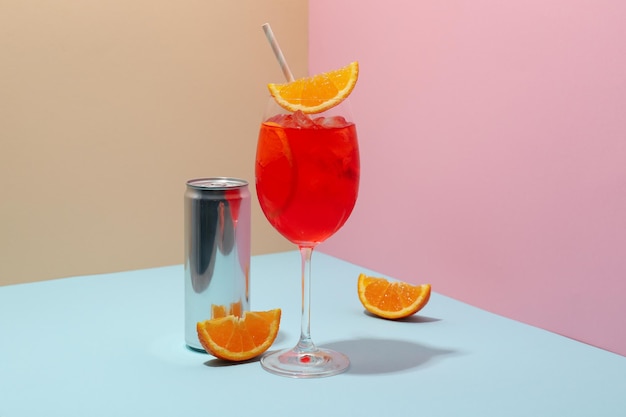 Foto gratuita bicchiere di aperol spritz delizioso cocktail estivo