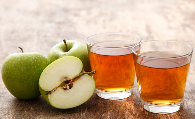 Foto gratuita bicchiere di succo di mela