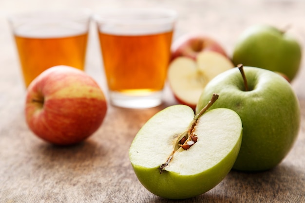 Foto gratuita bicchiere di succo di mela