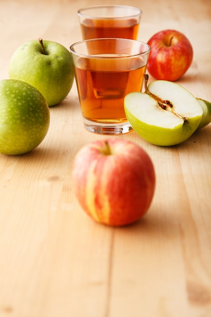 Foto gratuita bicchiere di succo di mela
