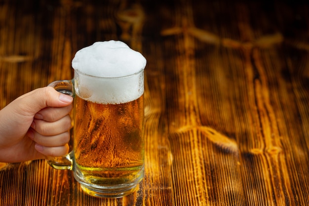 На деревянный пол ставится стакан пива.
