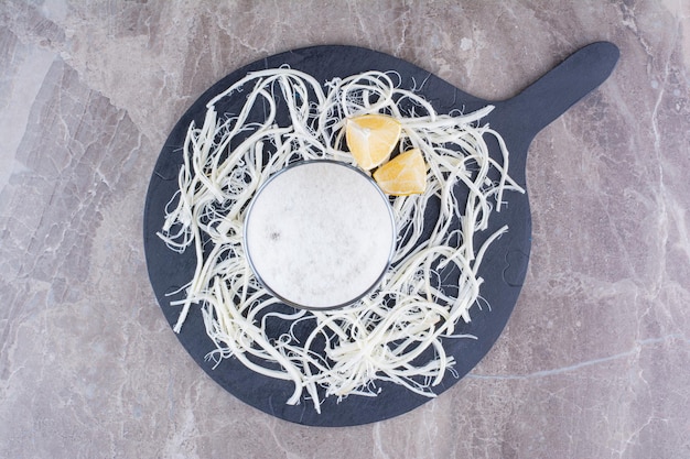 Foto gratuita bicchiere di birra con formaggio e limoni su tavola scura. foto di alta qualità