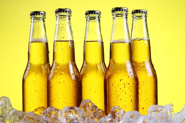 Стакан пива с пеной на желтом фоне