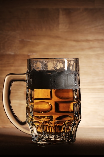 木製の表面上のビールのグラス
