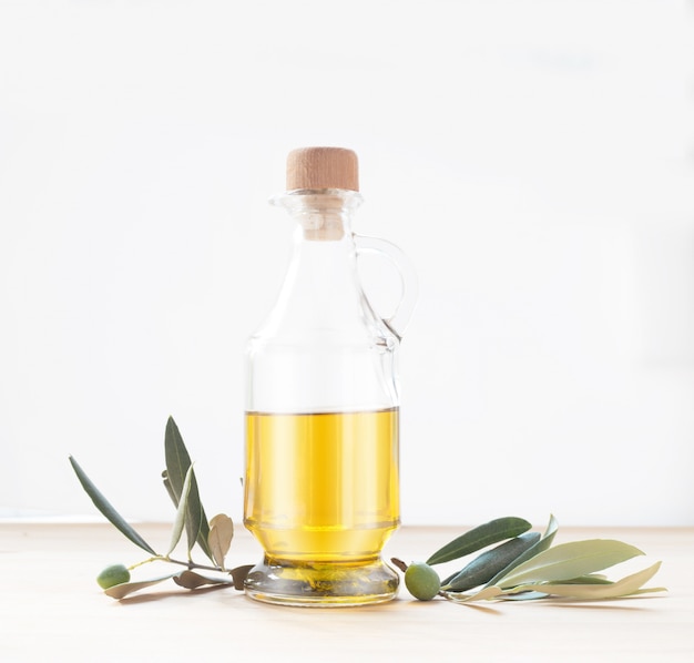 Foto gratuita bottiglia di vetro di olio d'oliva.