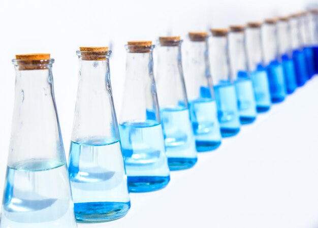 Una bottiglia di vetro con liquido blu