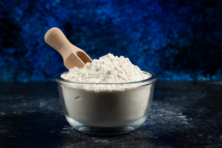 मुफ़्त फोटो glass bowl of flour on blue.