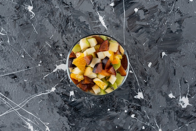 무료 사진 대리석 표면에 신선한 과일 샐러드의 유리 그릇.