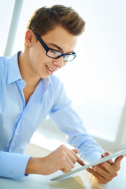 Free photo glass boy with a tablet