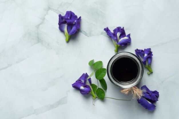 стакан чая Butterfly Pea Flower поставлен на белый мраморный пол