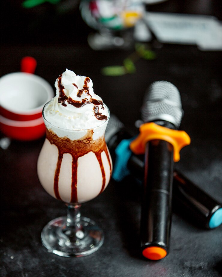 Free Photo a glass of cacao cocktail with chocolate syrup and whipped cream