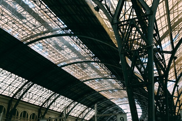 建物の中に興味深い模様のあるガラスの天井