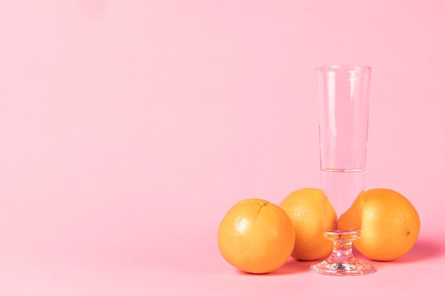 グラスシャンパンとオレンジのフルーツ
