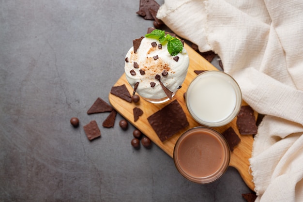 Foto gratuita bicchiere di latte al cioccolato sulla superficie scura.