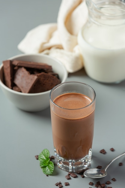 Bicchiere di latte al cioccolato sulla superficie scura.