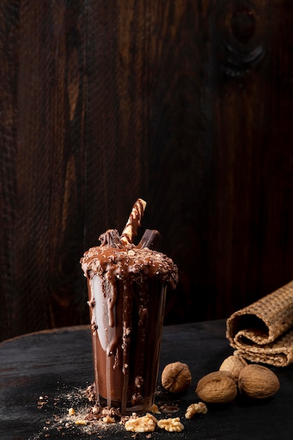 Стакан шоколадного коктейля на столе