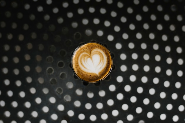 Foto gratuita un bicchiere di caffè su un tavolo