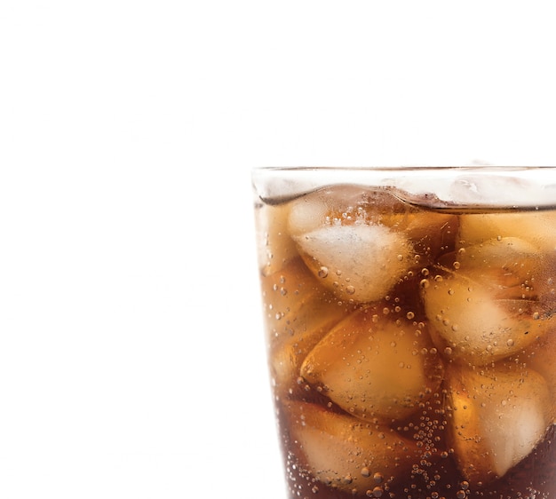 Foto gratuita bicchiere di cola con ghiaccio