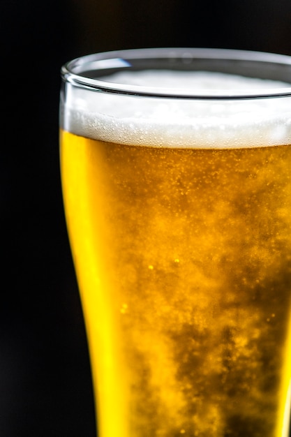 Un vetro della macrofotografia della birra fredda