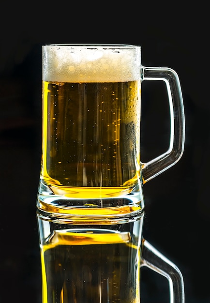 Foto gratuita un vetro della macrofotografia della birra fredda