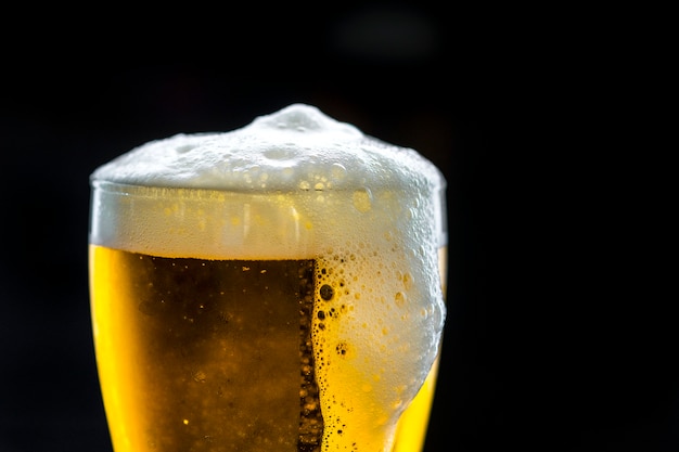 Foto gratuita un vetro della macrofotografia della birra fredda