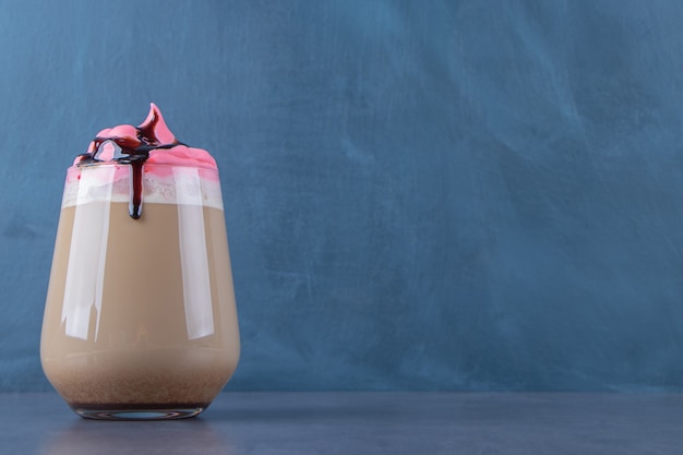 Un bicchiere di crema di latte, sullo sfondo di marmo.