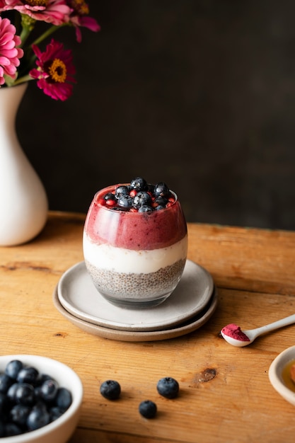 Foto gratuita tazza di vetro di delizioso dessert brasiliano acai