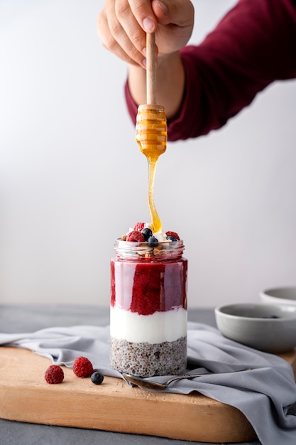 Foto gratuita tazza di vetro di delizioso dessert brasiliano acai