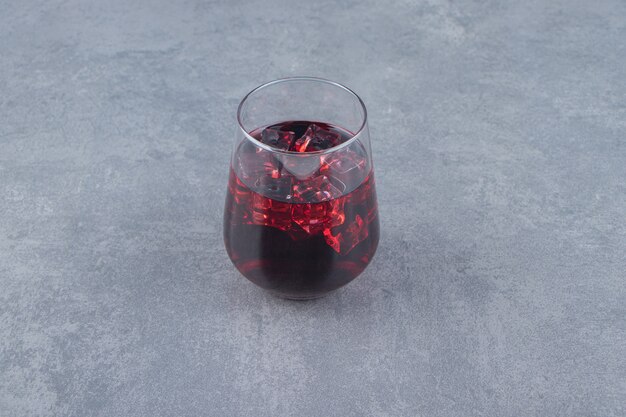角氷と新鮮なザクロジュースのガラスカップ。高品質の写真