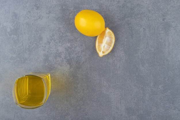 スライスしたレモンとレモネードのガラスカップ。高品質の写真