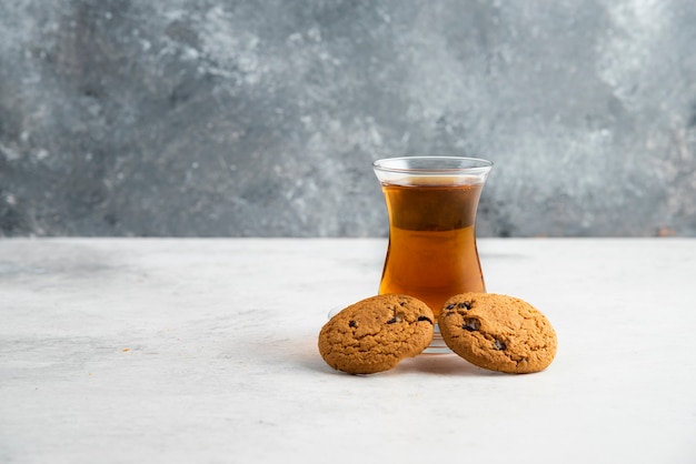 Foto gratuita una tazza di tè con deliziosi biscotti.