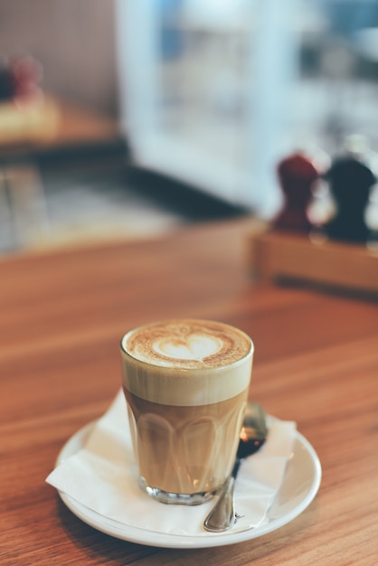 Foto gratuita tazza di vetro con caffè e un cucchiaino