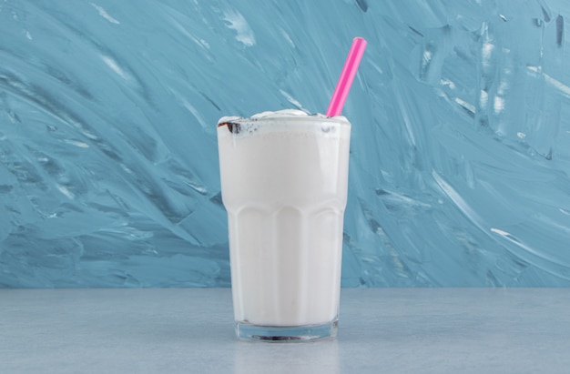 Free photo a glass of delicious milks hake on the marble background. high quality photo