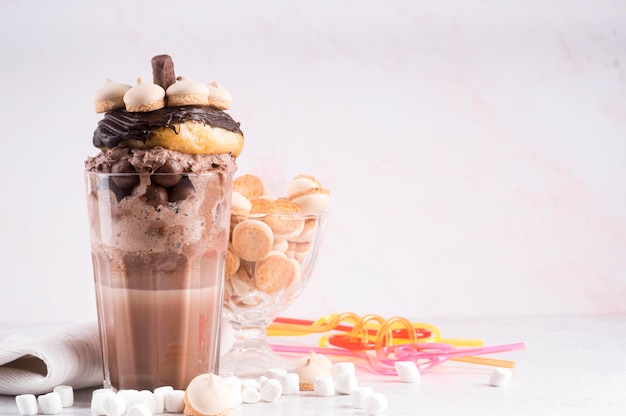 Foto gratuita bicchiere di dessert con ciambella e marshmallow